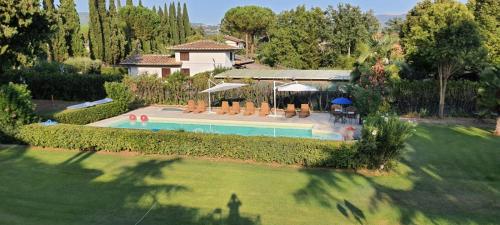 Piscina de la sau aproape de Hotel Assisi Parco Dei Cavalieri