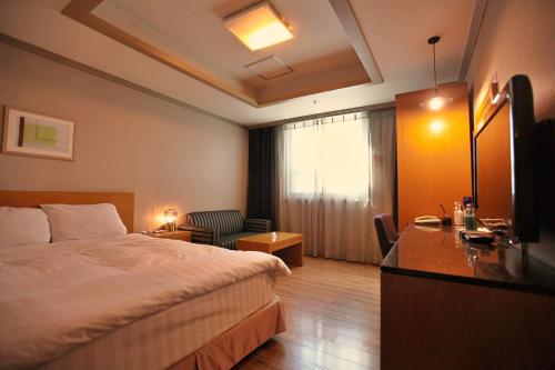 Uma cama ou camas num quarto em Changwon AT Business Hotel