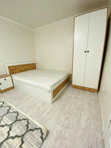 A bed or beds in a room at Апартаменты на Ахметова 6