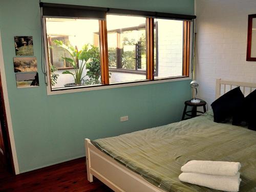 A bed or beds in a room at Minnamurra Villa on the River