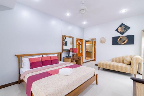 1 dormitorio con 1 cama grande y 1 sofá en Bangsaphan Paradise Bankrut Vanilla Villa en Ban Krut