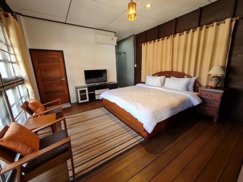 A bed or beds in a room at Benja369 บ้านเบญจา