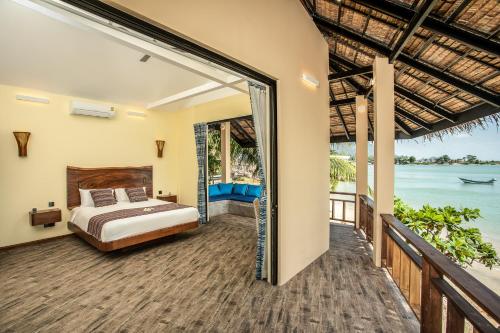 Tempat tidur dalam kamar di Absolute Beachfront Villas