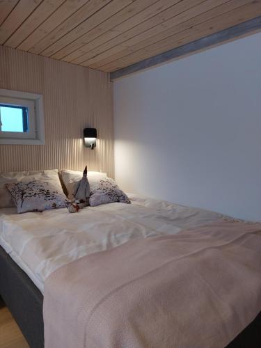 Cama ou camas em um quarto em Arctic River Chalet