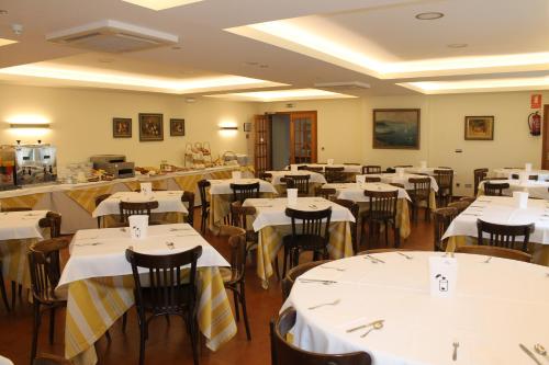 Un restaurante u otro lugar para comer en Aparthotel Cabicastro