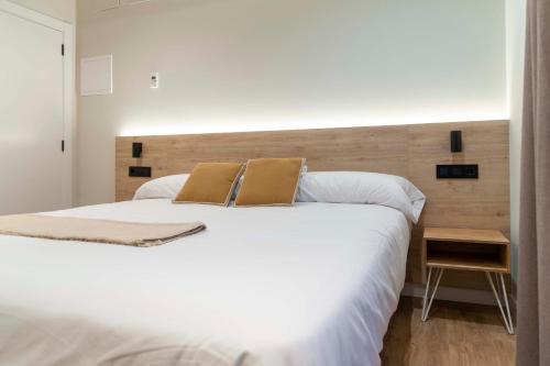 A bed or beds in a room at Albatros