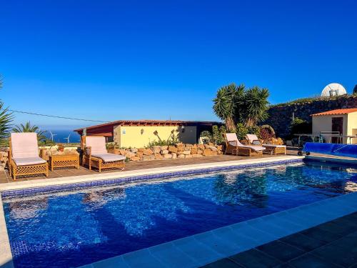 Exquisite rural house with garden, pool and sea views tesisinde veya buraya yakın yüzme havuzu