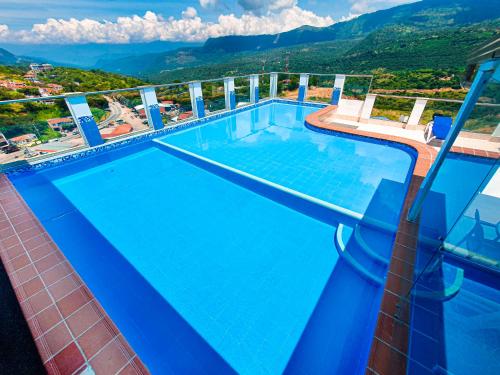 - une piscine avec vue sur la montagne dans l'établissement Hermoso Apto - C.C San Gil Plaza, à San Gil