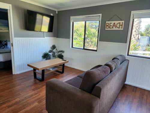 Seating area sa Surfrider Caravan Park