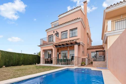 una casa con piscina frente a una casa en Villa estilo mediterránea con Piscina, Jardín, Bbq y Jacuzzi - VILLA BEL AIR REAL en Estepona