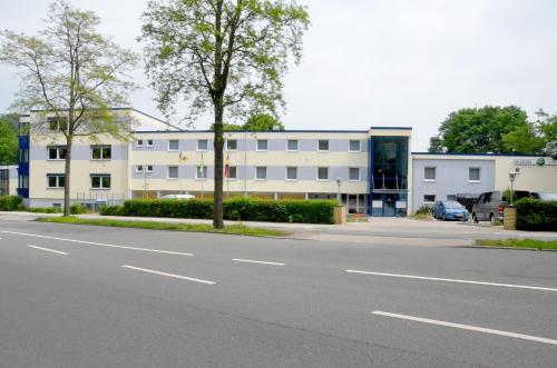 an empty street in front of a building at Hotel am Klieversberg in Wolfsburg