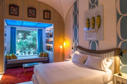 Un dormitorio con una cama grande y una ventana en Capri Tiberio Palace - The Leading Hotels of the World, en Capri