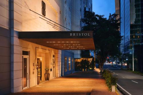 Bristol Panama, a Registry Collection Hotel في مدينة باناما: مبنى عليه لوحة مكتوب عليها بريطاني