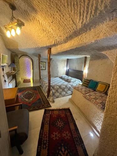 een luchtzicht op een slaapkamer in een tiny house bij Uchisar Cave House in Uchisar