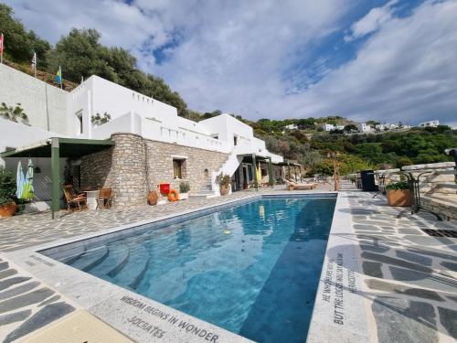 Bassenget på eller i nærheten av ELAIOLITHOS - Luxury Villa Suites - Adults Only