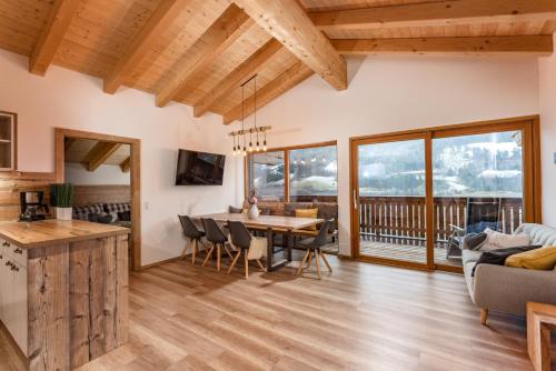 uma cozinha e sala de estar com mesa e cadeiras em Piekvier lodge em Schladming