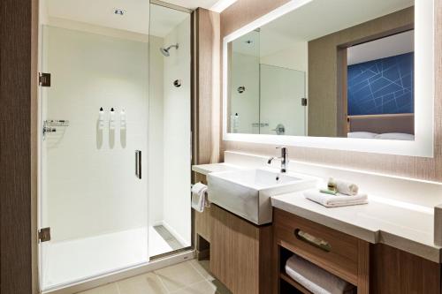 bagno con lavandino e doccia di SpringHill Suites by Marriott Los Angeles Downey a Downey