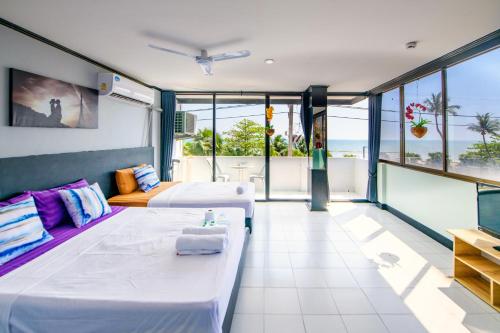 1 dormitorio con 2 camas y vistas al océano en Happy Jomtien - Beachfront en Jomtien Beach