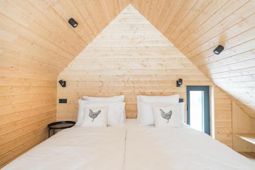 Cama en habitación con techo de madera en Cabino - Fresh Air Resort en Bovec