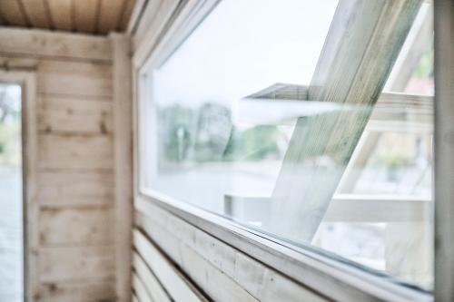 ventana en una habitación con pared de madera en Farsund Resort en Farsund