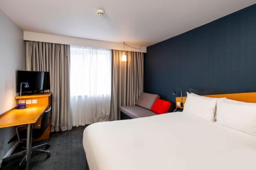 Giường trong phòng chung tại Holiday Inn Express Peterborough, an IHG Hotel