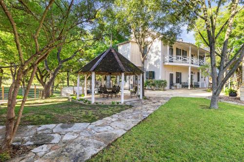 um gazebo no quintal de uma casa em The Meyer Hotel em Comfort