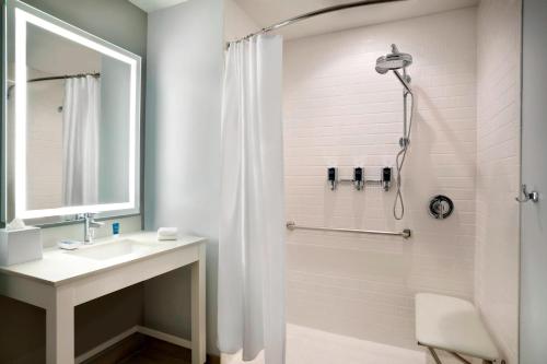 Kamar mandi di Four Points by Sheraton Miami Airport