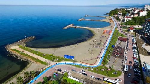 una vista aerea su una spiaggia e sull'acqua di Cebeci Grand Hotel a Trabzon