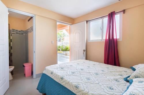 um quarto com uma cama e uma janela em HOTEL RANCHO EL NOVATO em Concepción de La Vega