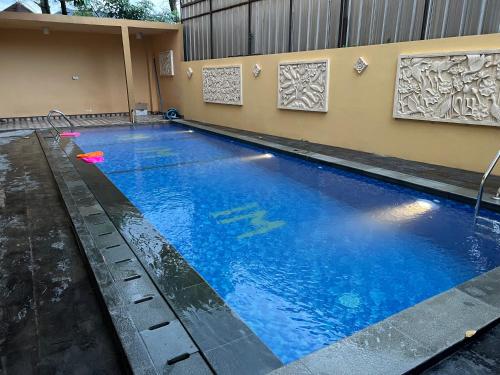 una gran piscina de agua azul en un edificio en Cozy villa with swimming Pool in Sentul en Bogor