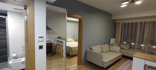 uma sala de estar com um sofá e um quarto em tips for istanbul em Istambul