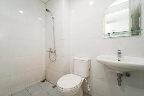 A bathroom at RedLiving Apartemen Patra Land Urbano - Happy Rooms Tower Mid-West with Netflix