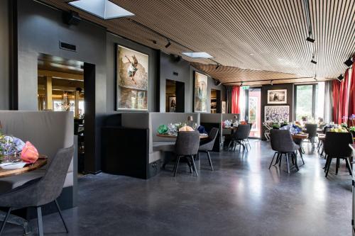 a dining room with tables and chairs in a restaurant at Bomans Hotell i Trosa in Trosa