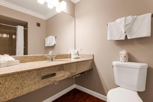 A bathroom at Jack London Inn