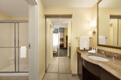 een badkamer met een wastafel en een inloopdouche bij Homewood Suites Fort Myers Airport - FGCU in Fort Myers