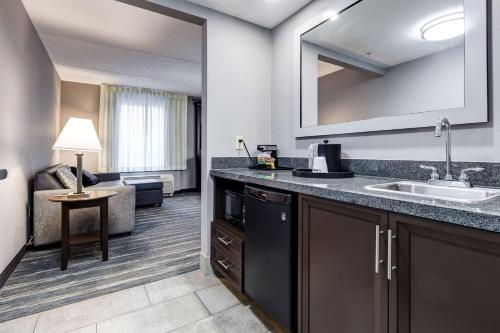 Kuhinja ili čajna kuhinja u objektu Hampton Inn & Suites by Hilton Brantford