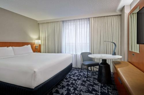 Embassy Suites by Hilton Washington DC Convention Center tesisinde bir odada yatak veya yataklar