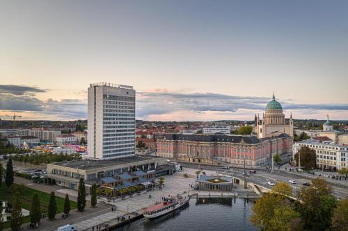 widok na miasto z rzeką i budynki w obiekcie Mercure Hotel Potsdam City w Poczdamie