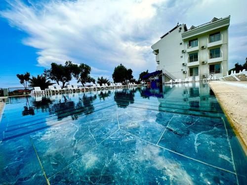 Baseinas apgyvendinimo įstaigoje Colaklı Sunset Otel arba netoliese