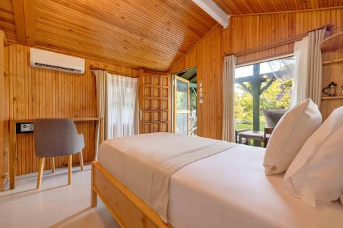 A bed or beds in a room at Etenna Beach Bungalows