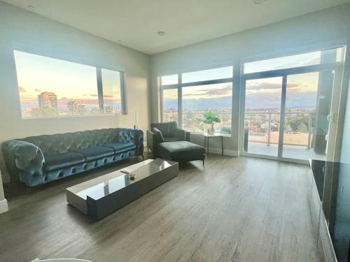 พื้นที่นั่งเล่นของ Luxe Corner Penthouse 1BR Condo on Sunset