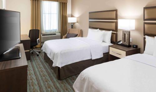 Tempat tidur dalam kamar di Homewood Suites by Hilton Cape Canaveral-Cocoa Beach