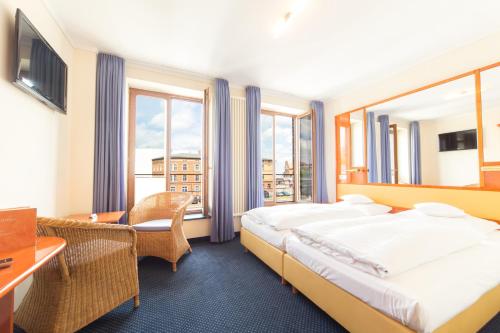 Giường trong phòng chung tại Hotel Kontorhaus Stralsund