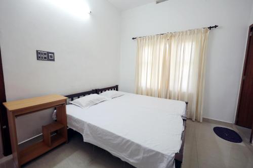 Tempat tidur dalam kamar di Daffodil Rooms - Non AC