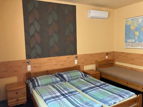 - une petite chambre avec un lit et une fenêtre dans l'établissement Adél Apartman, à Sárvár