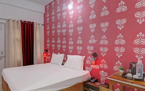 Tempat tidur dalam kamar di Super Hotel O Surya Inn