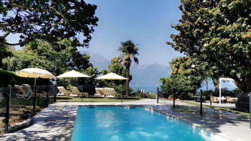 una piscina con sombrillas en un patio en Hotel Eden Palace au Lac en Montreux