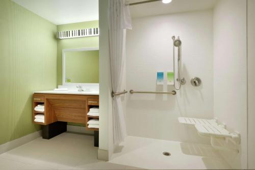 Kamar mandi di Home2 Suites by Hilton Roseville Minneapolis