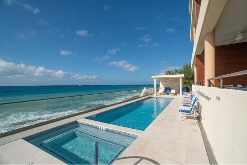 Luxury Ocean front SeaDreams 2 with 7 Mile Beach Views