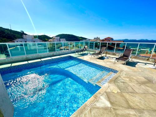 una piscina en la parte superior de un edificio en Luz do Sol Prainha - 3 Quartos en Arraial do Cabo